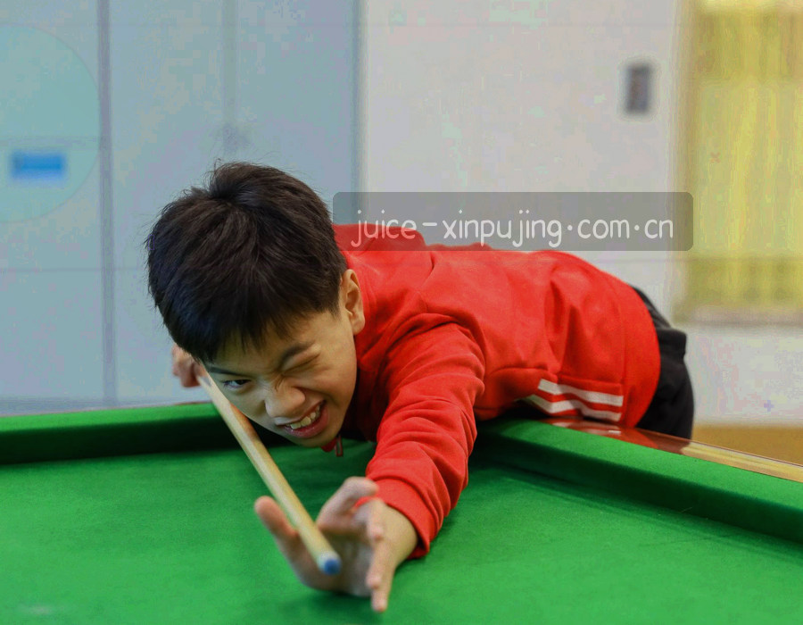 俯拍桌面上的笔记本、便签与几台小型设备剪影，排布整齐